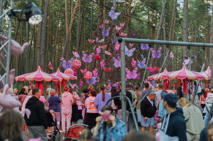 Jūrmalas Mežaparks pārtop par piedzīvojumu, burvestību un neparastu noskaņu valstību 375515