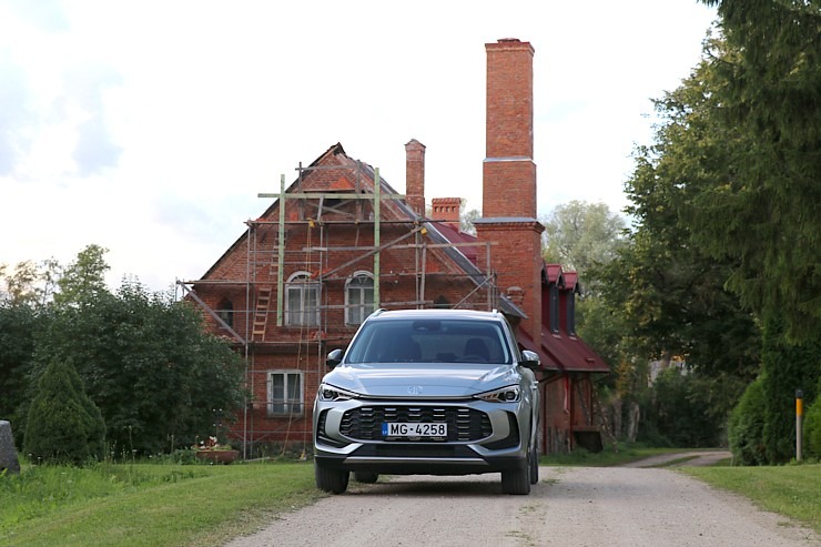 Ar jauno «MG ZS Hybrid+» dodamies uz Nabes pili pie Lādes ezera Limbažu novadā 375527