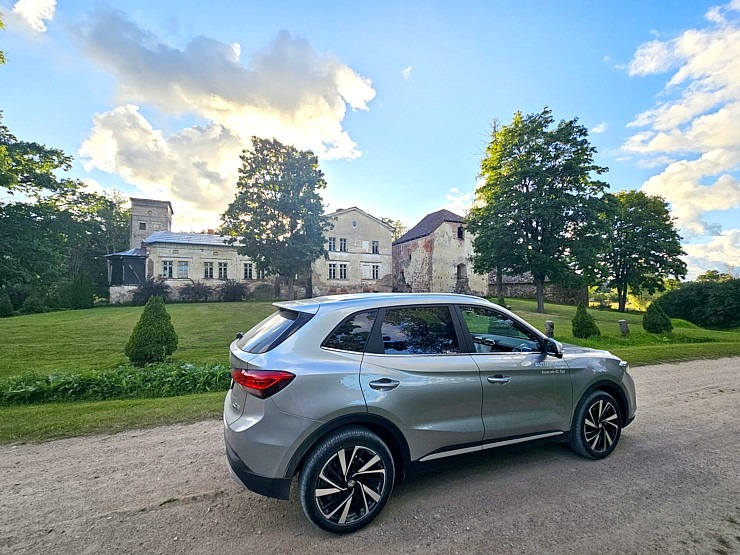 Ar jauno «MG ZS Hybrid+» dodamies uz Nabes pili pie Lādes ezera Limbažu novadā 375529