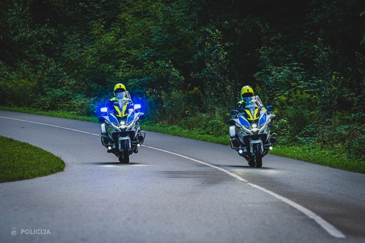 Tiek prezentētas Valsts policijas motoekipāžu jaunas formas. Foto: Artūrs Blomkalns 375752