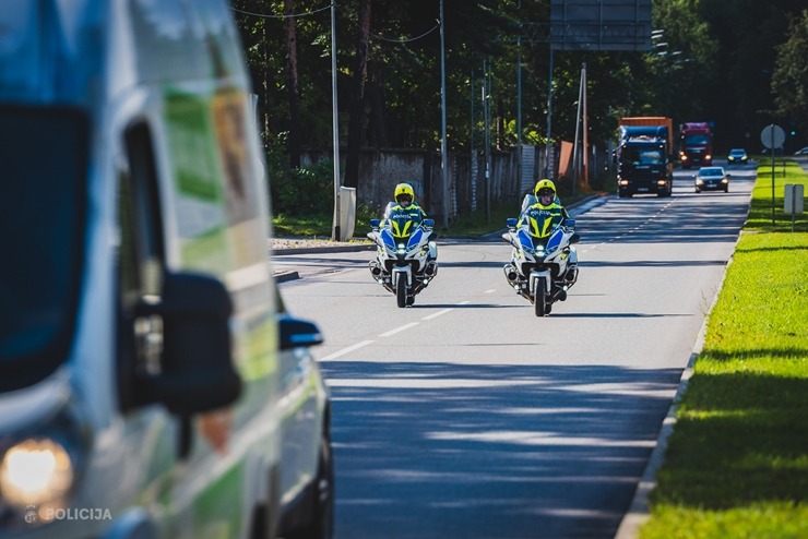 Tiek prezentētas Valsts policijas motoekipāžu jaunas formas. Foto: Artūrs Blomkalns 375754