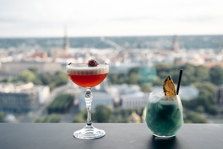 «Skyline Bar Riga» - viens no labākajiem kokteiļu bāriem ar panorāmas skatu pār Rīgu. Foto: skylinebar.lv «Skyline Bar Riga» - viens no labākajiem kokteiļu bāriem ar panorāmas skatu pār Rīgu. Foto: skylinebar.lv 375767