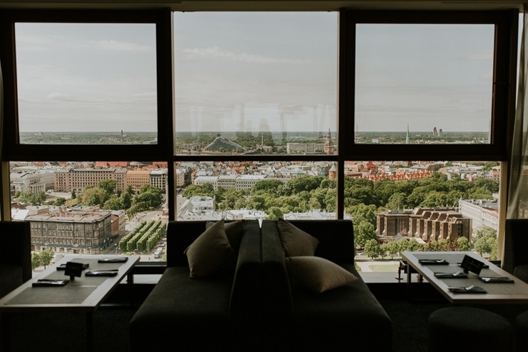 «Skyline Bar Riga» - viens no labākajiem kokteiļu bāriem ar panorāmas skatu pār Rīgu. Foto: skylinebar.lv «Skyline Bar Riga» - viens no labākajiem kokteiļu bāriem ar panorāmas skatu pār Rīgu. Foto: skylinebar.lv 375776