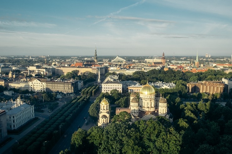 «Skyline Bar Riga» - viens no labākajiem kokteiļu bāriem ar panorāmas skatu pār Rīgu. Foto: skylinebar.lv 375777