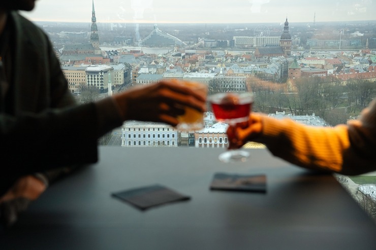 «Skyline Bar Riga» - viens no labākajiem kokteiļu bāriem ar panorāmas skatu pār Rīgu. Foto: skylinebar.lv 375778