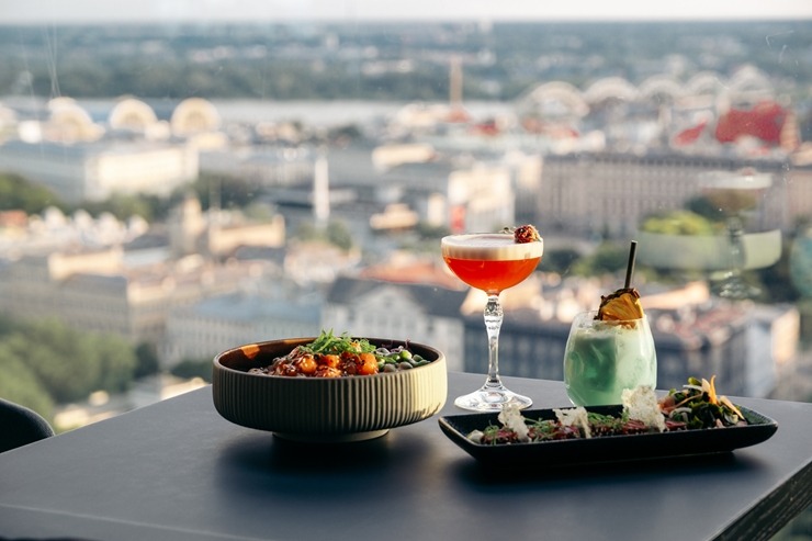 «Skyline Bar Riga» - viens no labākajiem kokteiļu bāriem ar panorāmas skatu pār Rīgu. Foto: skylinebar.lv «Skyline Bar Riga» - viens no labākajiem kokteiļu bāriem ar panorāmas skatu pār Rīgu. Foto: skylinebar.lv 375768
