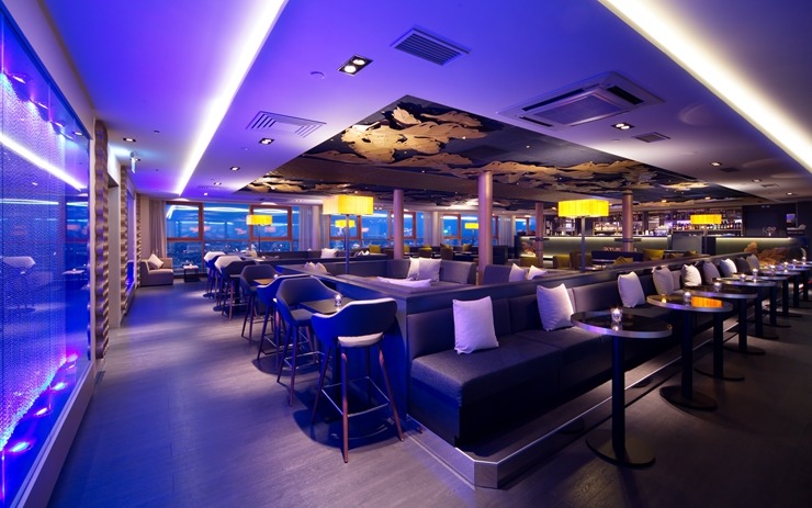 «Skyline Bar Riga» - viens no labākajiem kokteiļu bāriem ar panorāmas skatu pār Rīgu. Foto: skylinebar.lv 375771