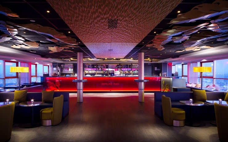 «Skyline Bar Riga» - viens no labākajiem kokteiļu bāriem ar panorāmas skatu pār Rīgu. Foto: skylinebar.lv 375773