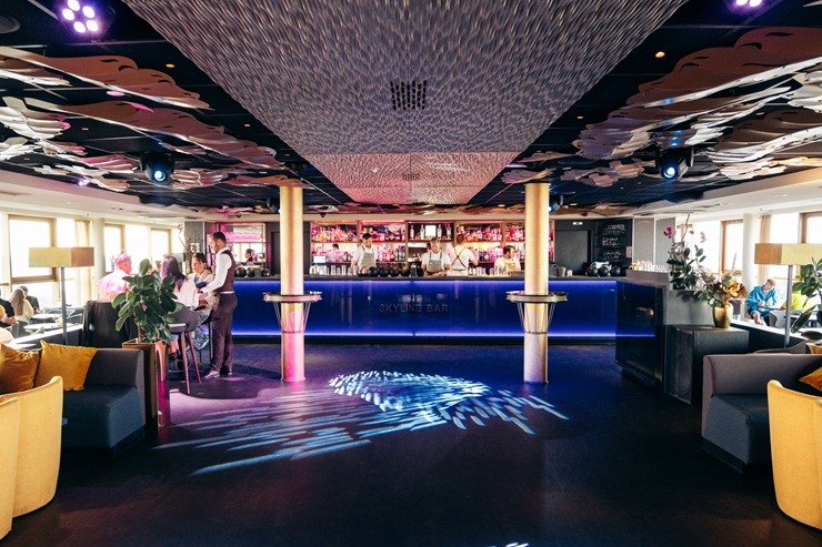 «Skyline Bar Riga» - viens no labākajiem kokteiļu bāriem ar panorāmas skatu pār Rīgu. Foto: skylinebar.lv 375774