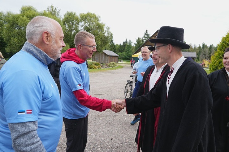Valsts prezidents Edgars Rinkēvičs un Igaunijas prezidents Alars Kariss dodas kopīgā velobraucienā abpus Latvijas un Igaunijas robežai Valsts prezidents Edgars Rinkēvičs un Igaunijas prezidents Alars Kariss dodas kopīgā velobraucienā abpus Latvijas un Igaunijas robežai 375831