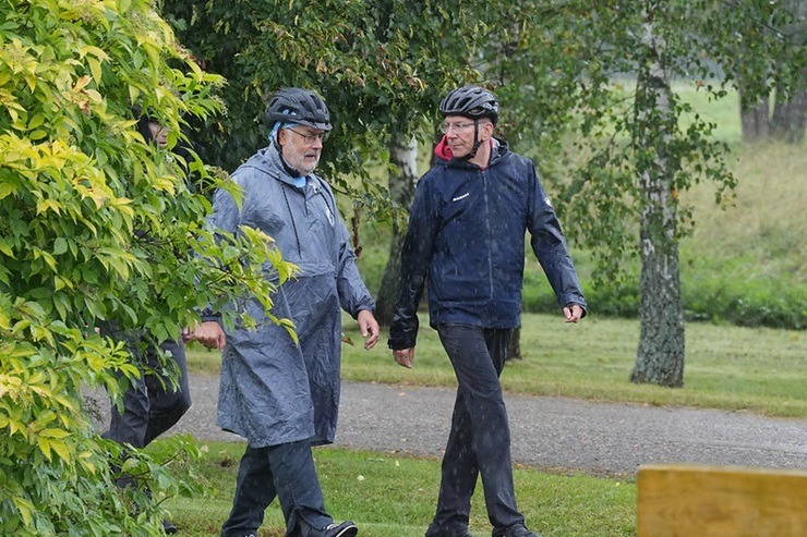 Valsts prezidents Edgars Rinkēvičs un Igaunijas prezidents Alars Kariss dodas kopīgā velobraucienā abpus Latvijas un Igaunijas robežai Valsts prezidents Edgars Rinkēvičs un Igaunijas prezidents Alars Kariss dodas kopīgā velobraucienā abpus Latvijas un Igaunijas robežai 375832