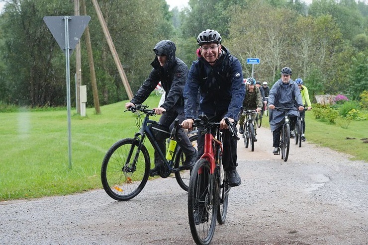Valsts prezidents Edgars Rinkēvičs un Igaunijas prezidents Alars Kariss dodas kopīgā velobraucienā abpus Latvijas un Igaunijas robežai Valsts prezidents Edgars Rinkēvičs un Igaunijas prezidents Alars Kariss dodas kopīgā velobraucienā abpus Latvijas un Igaunijas robežai 375833
