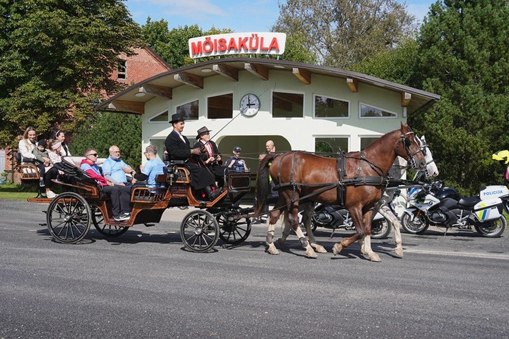 Valsts prezidents Edgars Rinkēvičs un Igaunijas prezidents Alars Kariss dodas kopīgā velobraucienā abpus Latvijas un Igaunijas robežai Valsts prezidents Edgars Rinkēvičs un Igaunijas prezidents Alars Kariss dodas kopīgā velobraucienā abpus Latvijas un Igaunijas robežai 375838