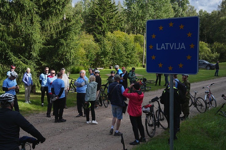 Valsts prezidents Edgars Rinkēvičs un Igaunijas prezidents Alars Kariss dodas kopīgā velobraucienā abpus Latvijas un Igaunijas robežai 375841