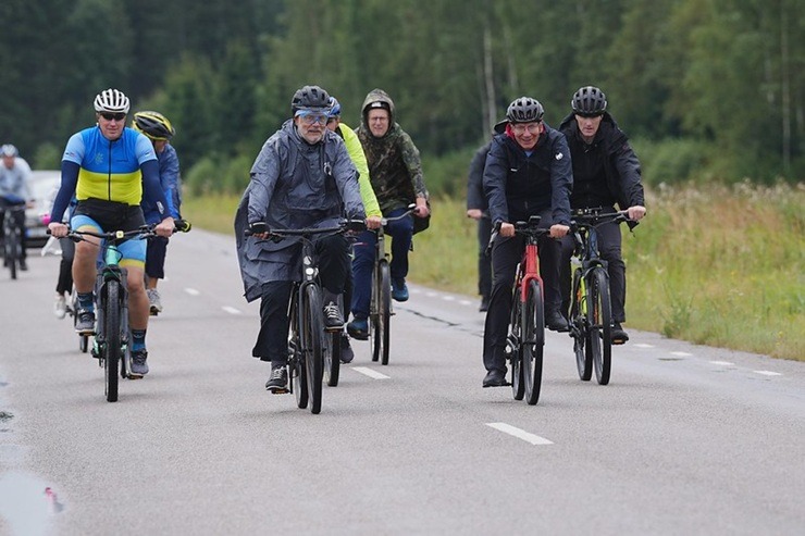 Valsts prezidents Edgars Rinkēvičs un Igaunijas prezidents Alars Kariss dodas kopīgā velobraucienā abpus Latvijas un Igaunijas robežai Valsts prezidents Edgars Rinkēvičs un Igaunijas prezidents Alars Kariss dodas kopīgā velobraucienā abpus Latvijas un Igaunijas robežai 375825