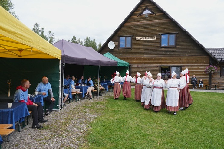 Valsts prezidents Edgars Rinkēvičs un Igaunijas prezidents Alars Kariss dodas kopīgā velobraucienā abpus Latvijas un Igaunijas robežai Valsts prezidents Edgars Rinkēvičs un Igaunijas prezidents Alars Kariss dodas kopīgā velobraucienā abpus Latvijas un Igaunijas robežai 375827