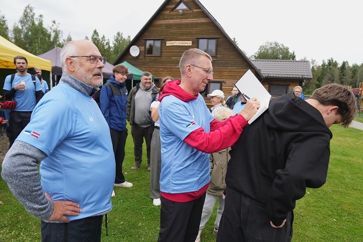Valsts prezidents Edgars Rinkēvičs un Igaunijas prezidents Alars Kariss dodas kopīgā velobraucienā abpus Latvijas un Igaunijas robežai Valsts prezidents Edgars Rinkēvičs un Igaunijas prezidents Alars Kariss dodas kopīgā velobraucienā abpus Latvijas un Igaunijas robežai 375828