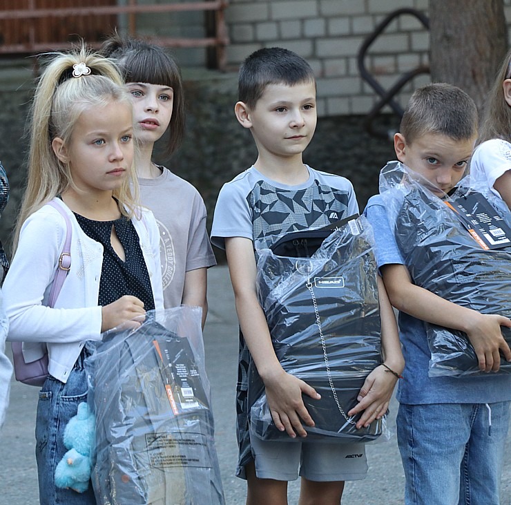 Latvijā saziedotās skolas somas ar auto nomas «SIXT» konvoju nonāk tieši Ukrainas bērnu rokās 376184