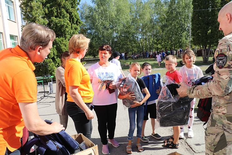 Latvijā saziedotās skolas somas ar auto nomas «SIXT» konvoju nonāk tieši Ukrainas bērnu rokās 376188
