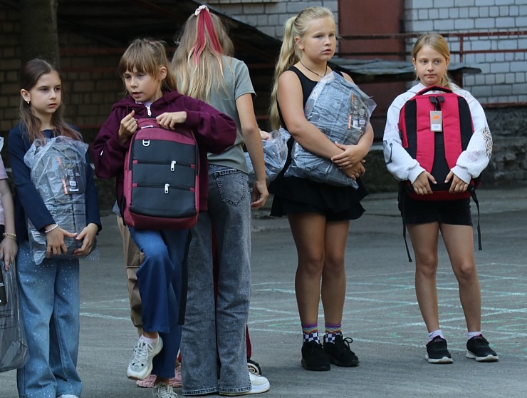 Latvijā saziedotās skolas somas ar auto nomas «SIXT» konvoju nonāk tieši Ukrainas bērnu rokās 376208