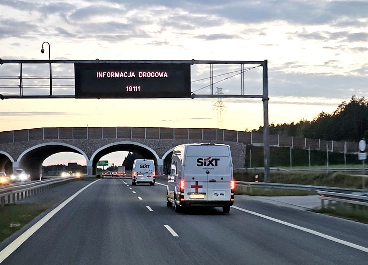 1685 km, no Rīgas līdz Čerkasiem Ukrainā, triju kravas autobusu SIXT konvojs nobrauc 24 stundās 376231