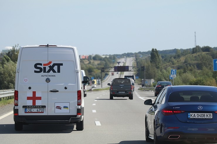 1685 km, no Rīgas līdz Čerkasiem Ukrainā, triju kravas autobusu SIXT konvojs nobrauc 24 stundās 376242