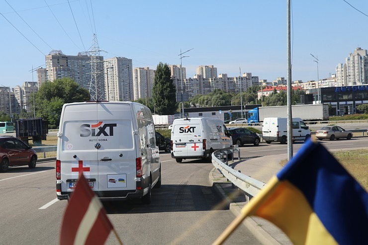 1685 km, no Rīgas līdz Čerkasiem Ukrainā, triju kravas autobusu SIXT konvojs nobrauc 24 stundās 376248