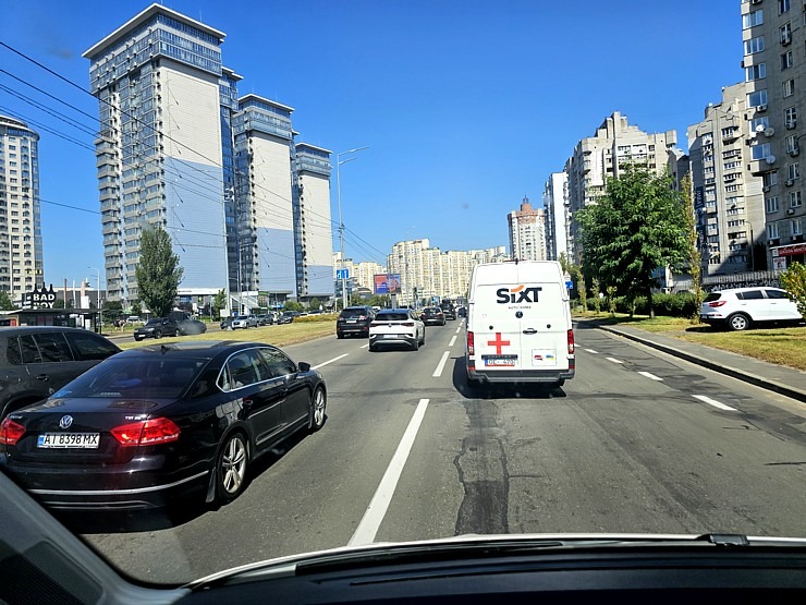 1685 km, no Rīgas līdz Čerkasiem Ukrainā, triju kravas autobusu SIXT konvojs nobrauc 24 stundās 376256