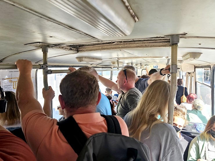 Daži foto mirkļi no Čerkasiem Ukrainā, kur tika nogādās Latvijā ziedotās skolas somas. Sadarbībā ar auto nomu «SIXT» 376303