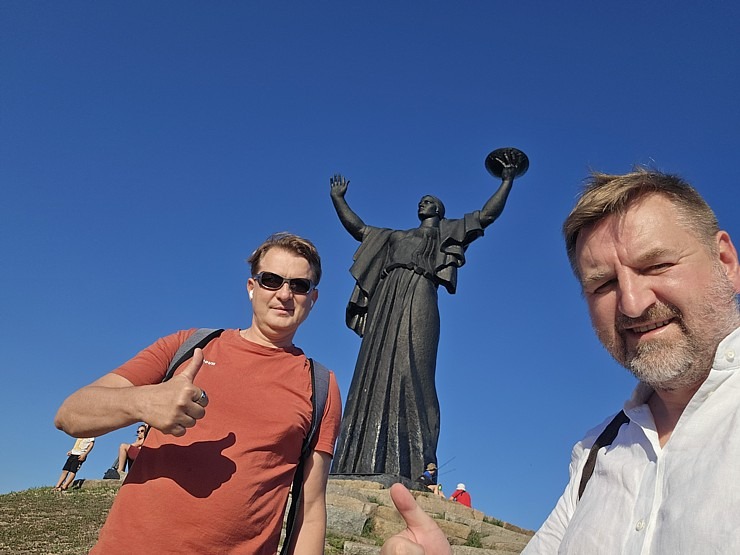 Daži foto mirkļi no Čerkasiem Ukrainā, kur tika nogādās Latvijā ziedotās skolas somas. Sadarbībā ar auto nomu «SIXT» Daži foto mirkļi no Čerkasiem Ukrainā, kur tika nogādās Latvijā ziedotās skolas somas. Sadarbībā ar auto nomu «SIXT» 376312