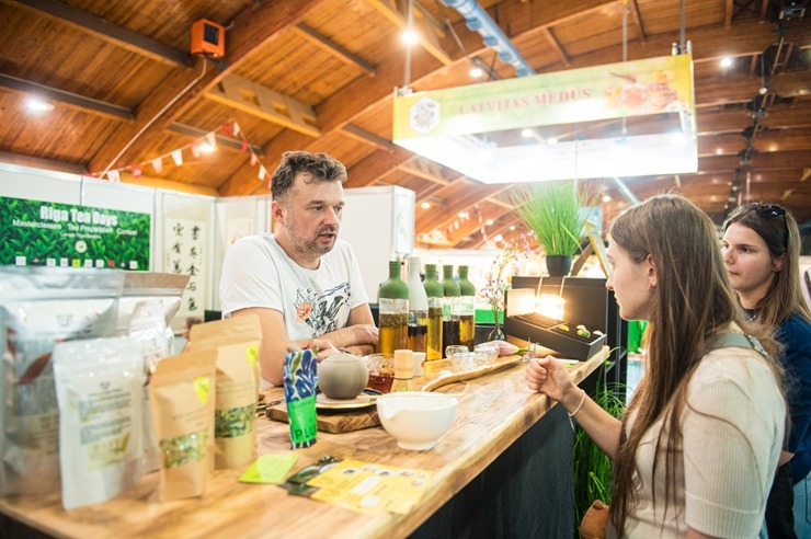 Ķīpsalā norit Baltijas lielākā pārtikas industrijas izstāde «Riga Food 2025», kurai ir jau 30 gadu dzimšanas diena. Foto: Ieva Makare Ķīpsalā norit Baltijas lielākā pārtikas industrijas izstāde «Riga Food 2025», kurai ir jau 30 gadu dzimšanas diena. Foto: Ieva Makare 376370