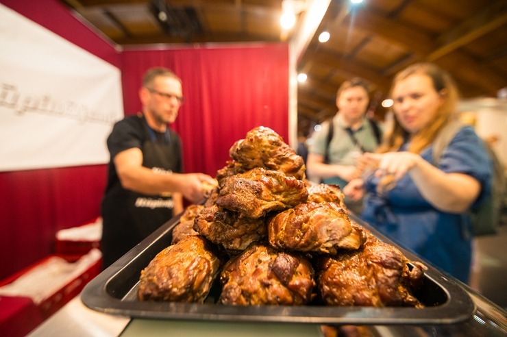 Ķīpsalā norit Baltijas lielākā pārtikas industrijas izstāde «Riga Food 2025», kurai ir jau 30 gadu dzimšanas diena. Foto: Ieva Makare 376387
