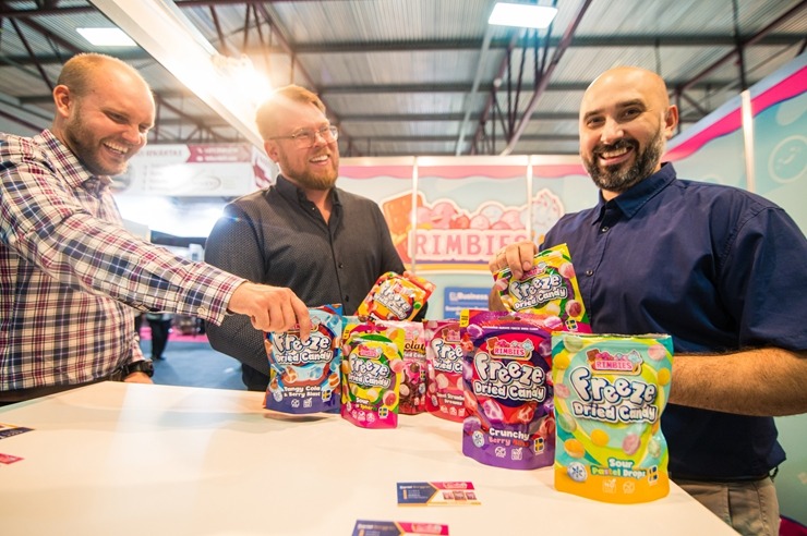 Ķīpsalā norit Baltijas lielākā pārtikas industrijas izstāde «Riga Food 2025», kurai ir jau 30 gadu dzimšanas diena. Foto: Ieva Makare 376395