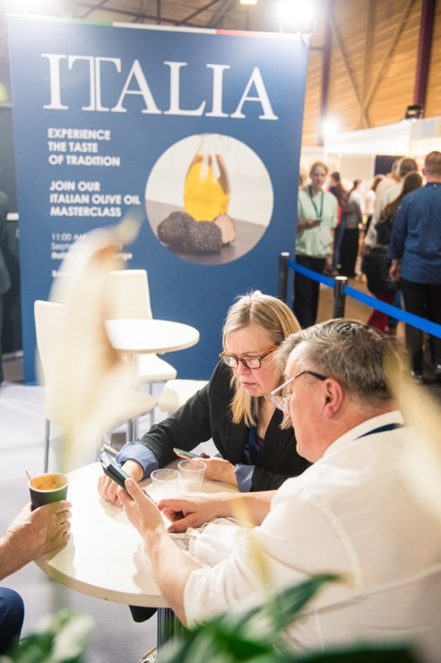 Ķīpsalā norit Baltijas lielākā pārtikas industrijas izstāde «Riga Food 2025», kurai ir jau 30 gadu dzimšanas diena. Foto: Ieva Makare Ķīpsalā norit Baltijas lielākā pārtikas industrijas izstāde «Riga Food 2025», kurai ir jau 30 gadu dzimšanas diena. Foto: Ieva Makare 376397