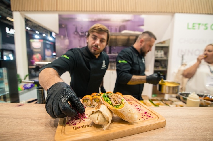 Ķīpsalā norit Baltijas lielākā pārtikas industrijas izstāde «Riga Food 2025», kurai ir jau 30 gadu dzimšanas diena. Foto: Ieva Makare 376400