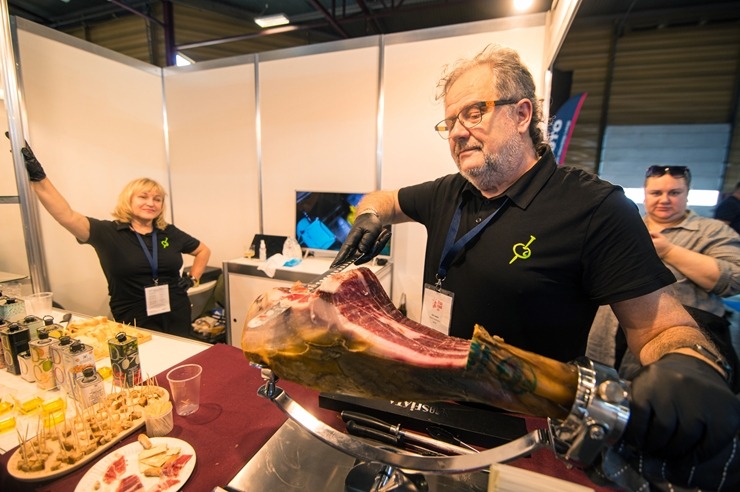 Ķīpsalā norit Baltijas lielākā pārtikas industrijas izstāde «Riga Food 2025», kurai ir jau 30 gadu dzimšanas diena. Foto: Ieva Makare Ķīpsalā norit Baltijas lielākā pārtikas industrijas izstāde «Riga Food 2025», kurai ir jau 30 gadu dzimšanas diena. Foto: Ieva Makare 376410