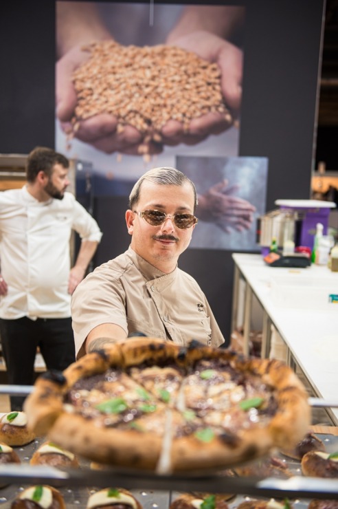 Ķīpsalā norit Baltijas lielākā pārtikas industrijas izstāde «Riga Food 2025», kurai ir jau 30 gadu dzimšanas diena. Foto: Ieva Makare 376416