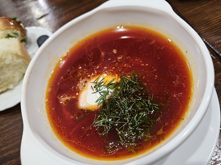 Ukrainas Čerkasos izbaudām izcilu ukraiņu virtuves restorānu «Varenychna». Sadarbībā ar SIXT 376513