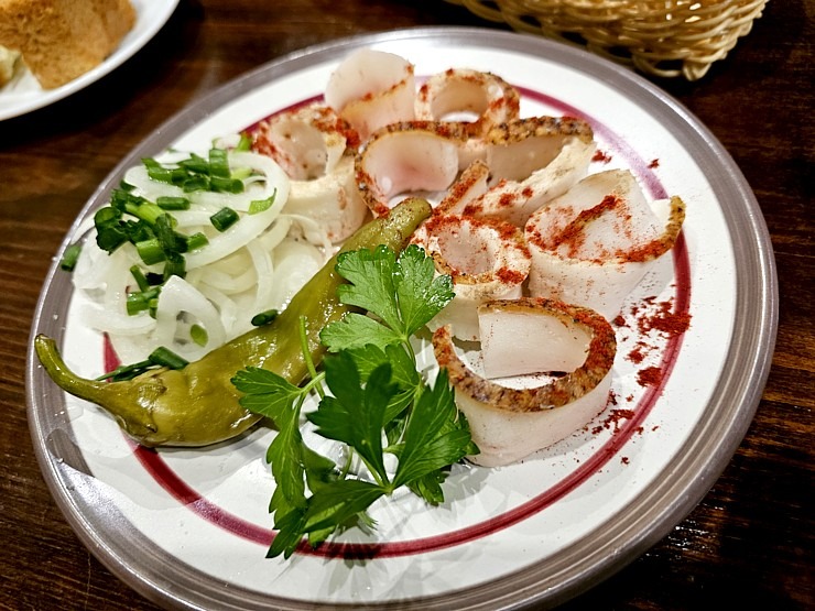 Ukrainas Čerkasos izbaudām izcilu ukraiņu virtuves restorānu «Varenychna». Sadarbībā ar SIXT 376514