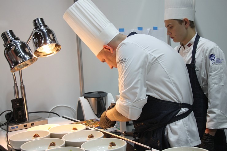 Prestižo kulinārijas konkursa «Bocuse dOr Latvia 2025» balvu iegūst šefpavārs Dinārs Zvirgzdiņš 376820