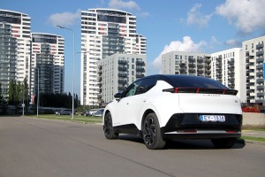 Apceļojam Rīgu ar elektrisko vāģi «Lynk & Co 02» no Ķīnas, ko Latvijā pārstāv «Mūsa Motors Rīga» 1