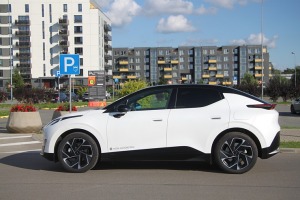 Apceļojam Rīgu ar elektrisko vāģi «Lynk & Co 02» no Ķīnas, ko Latvijā pārstāv «Mūsa Motors Rīga» 2