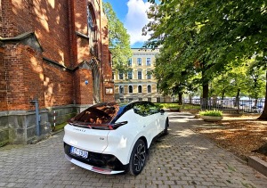 Apceļojam Rīgu ar elektrisko vāģi «Lynk & Co 02» no Ķīnas, ko Latvijā pārstāv «Mūsa Motors Rīga» 35