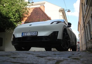 Apceļojam Rīgu ar elektrisko vāģi «Lynk & Co 02» no Ķīnas, ko Latvijā pārstāv «Mūsa Motors Rīga» 36