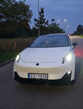 Apceļojam Rīgu ar elektrisko vāģi «Lynk & Co 02» no Ķīnas, ko Latvijā pārstāv «Mūsa Motors Rīga» 38