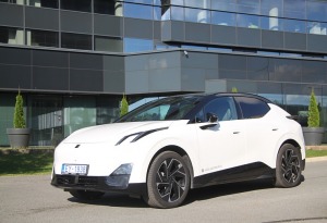 Apceļojam Rīgu ar elektrisko vāģi «Lynk & Co 02» no Ķīnas, ko Latvijā pārstāv «Mūsa Motors Rīga» 4