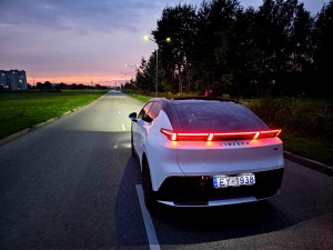 Apceļojam Rīgu ar elektrisko vāģi «Lynk & Co 02» no Ķīnas, ko Latvijā pārstāv «Mūsa Motors Rīga» 40