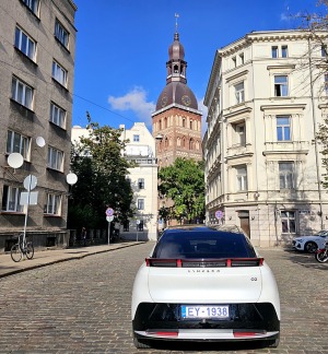 Apceļojam Rīgu ar elektrisko vāģi «Lynk & Co 02» no Ķīnas, ko Latvijā pārstāv «Mūsa Motors Rīga» 9