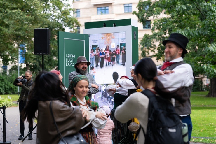 Asnate Rancāne tiešraides laikā ar jestriem dančiem iekustina japāņus Osakas EXPO 377180