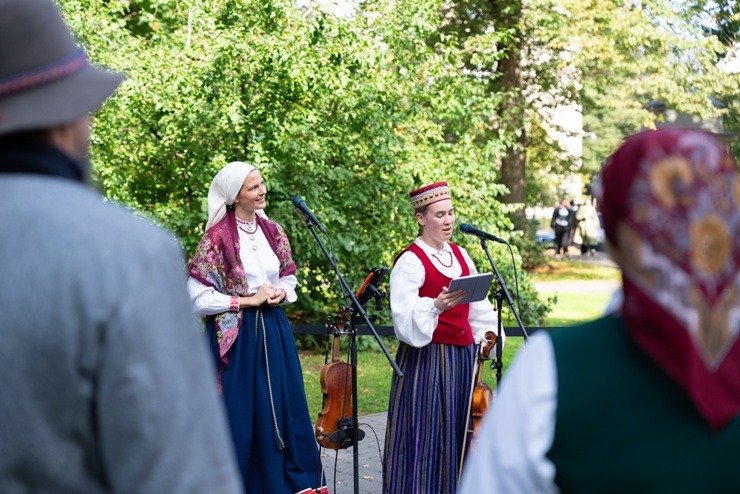 Asnate Rancāne tiešraides laikā ar jestriem dančiem iekustina japāņus Osakas EXPO 377167